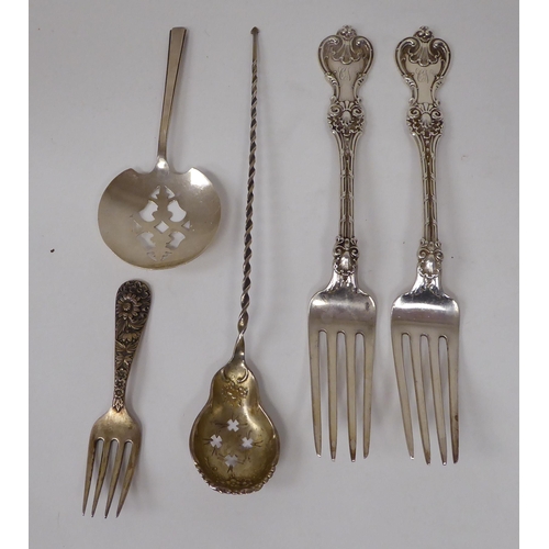 258 - Various Sterling silver flatware: to include a pair of serving tongs, spoons and forks  (combin... 