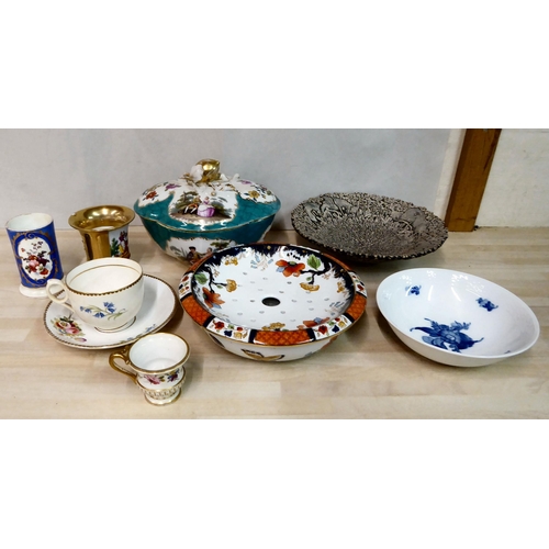 285 - 19th/20thC ceramics: to include late George III period Royal Crown Derby china plates  8