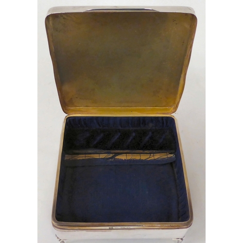 362 - A George V silver ring box, raised on slender cabriole legs  Birmingham 1918  2.5