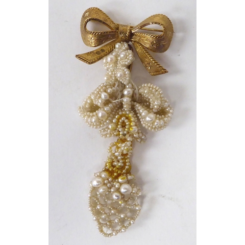 365 - An Edwardian style bespoke brooch, the 9ct gold ribbon design pin with a cluster of pearl droplets