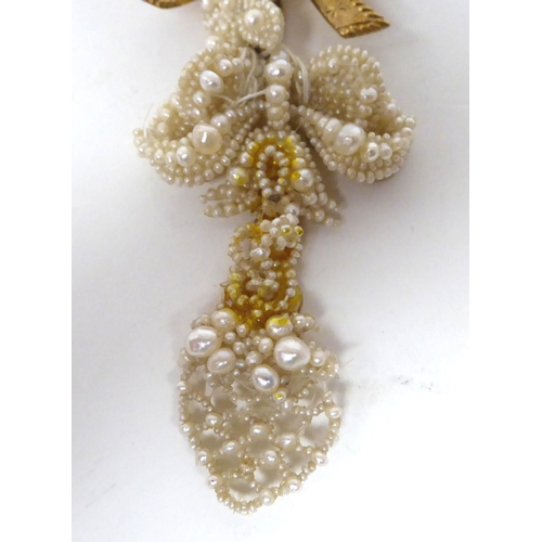 365 - An Edwardian style bespoke brooch, the 9ct gold ribbon design pin with a cluster of pearl droplets