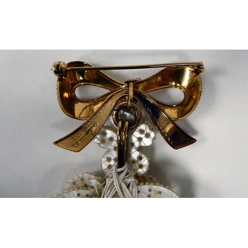 365 - An Edwardian style bespoke brooch, the 9ct gold ribbon design pin with a cluster of pearl droplets