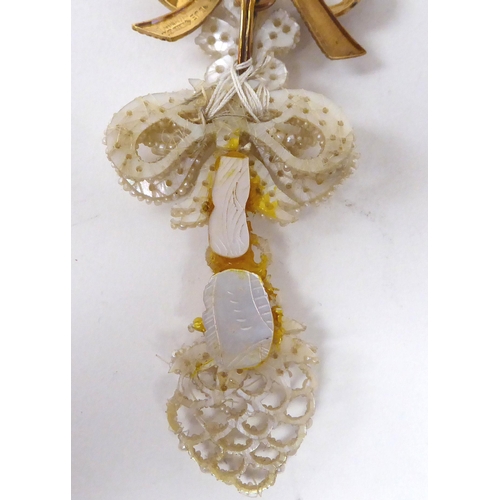 365 - An Edwardian style bespoke brooch, the 9ct gold ribbon design pin with a cluster of pearl droplets