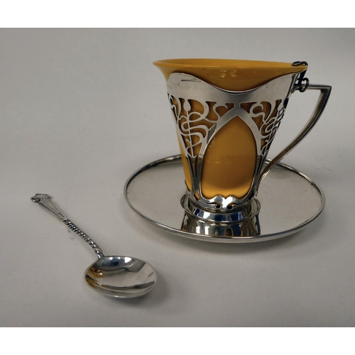 93 - An Edwardian yellow china coffee can, in a decoratively pierced silver frame with a handle, attendan... 