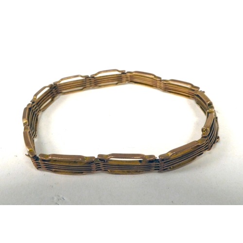 10 - A 9ct gold gate link bracelet