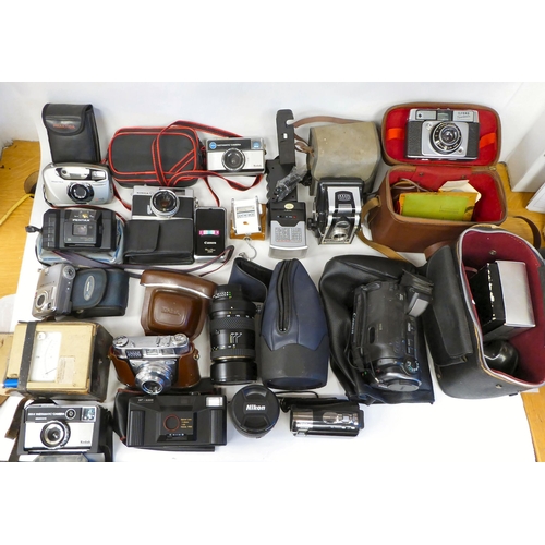 371 - Photographic equipment and accessories: to include a Sony Handycam