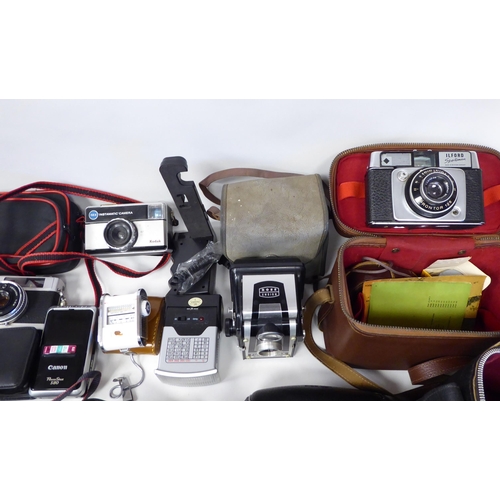 371 - Photographic equipment and accessories: to include a Sony Handycam