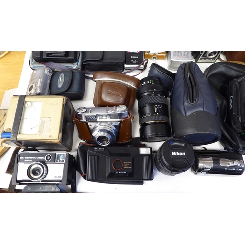 371 - Photographic equipment and accessories: to include a Sony Handycam