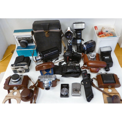 371 - Photographic equipment and accessories: to include a Sony Handycam