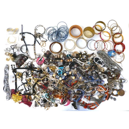 373 - Costume jewellery: to include fixed bangles