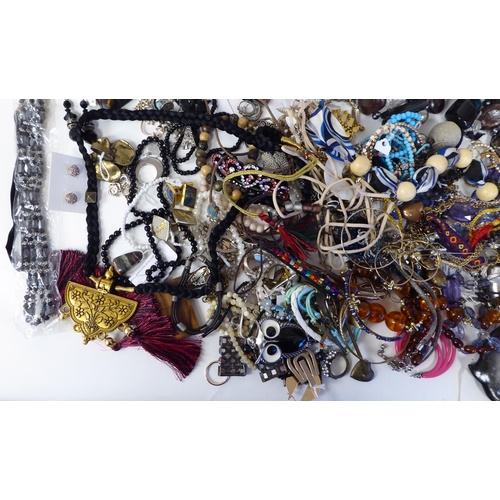 373 - Costume jewellery: to include fixed bangles