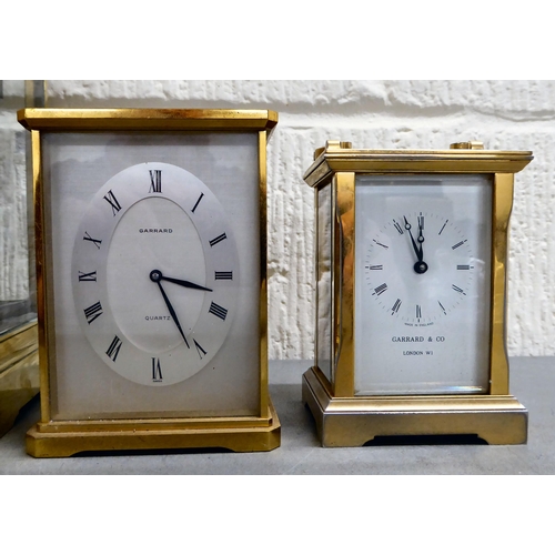 401 - An early 20thC brass and glazed mantel clock; the mercury weighted movement faced by an Arabic dial&... 