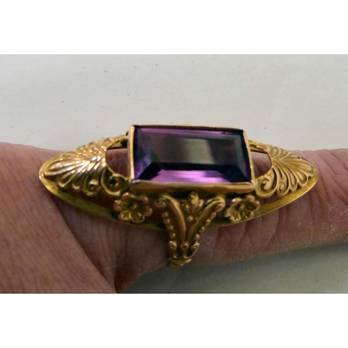 303 - A yellow metal ring (583), set with a synthetic purple stone