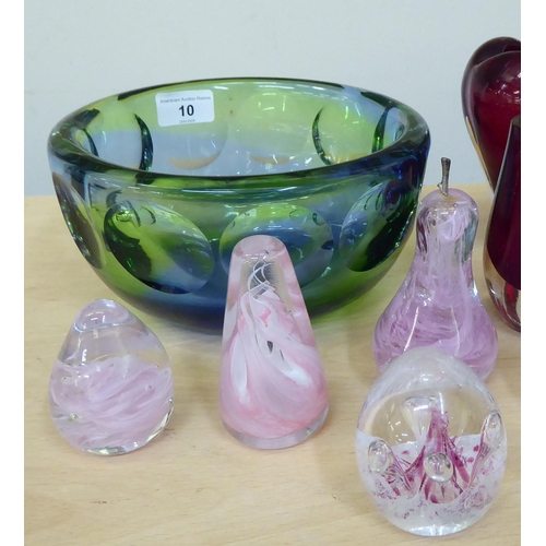 10 - Clear and cranberry coloured glassware: to include various vases  all approx. 5