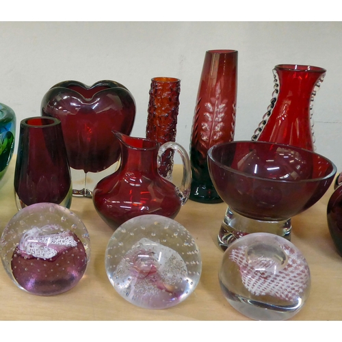 10 - Clear and cranberry coloured glassware: to include various vases  all approx. 5