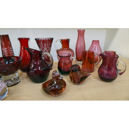 10 - Clear and cranberry coloured glassware: to include various vases  all approx. 5