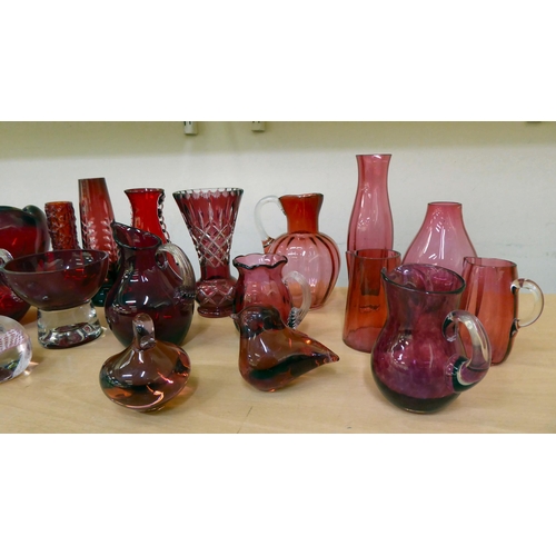 10 - Clear and cranberry coloured glassware: to include various vases  all approx. 5