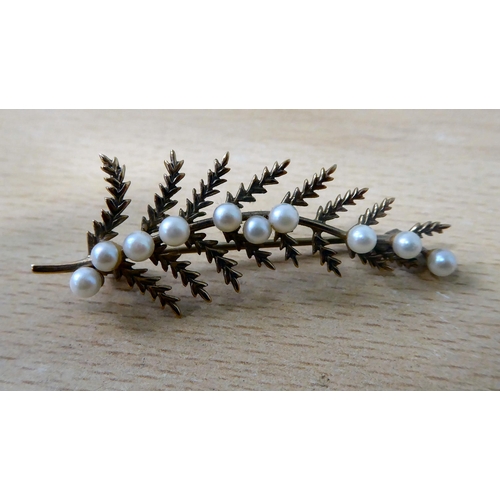 12 - A 9ct gold and pearl set, leaf design brooch