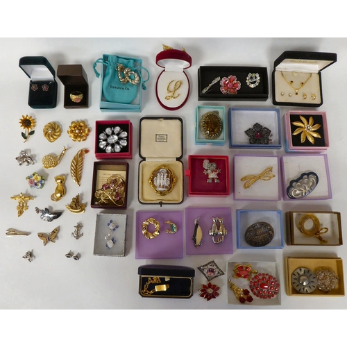 207 - Costume jewellery: to include rings; earrings; and brooches