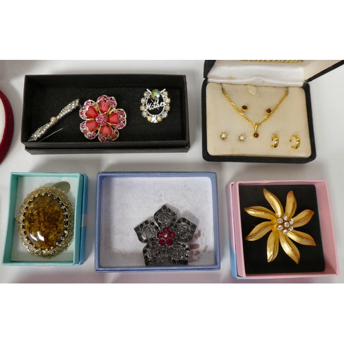 207 - Costume jewellery: to include rings; earrings; and brooches