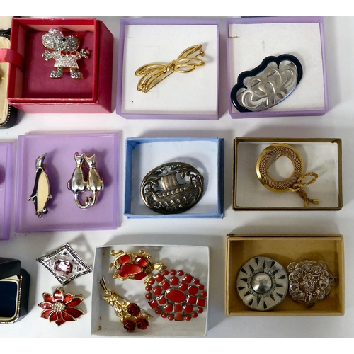 207 - Costume jewellery: to include rings; earrings; and brooches