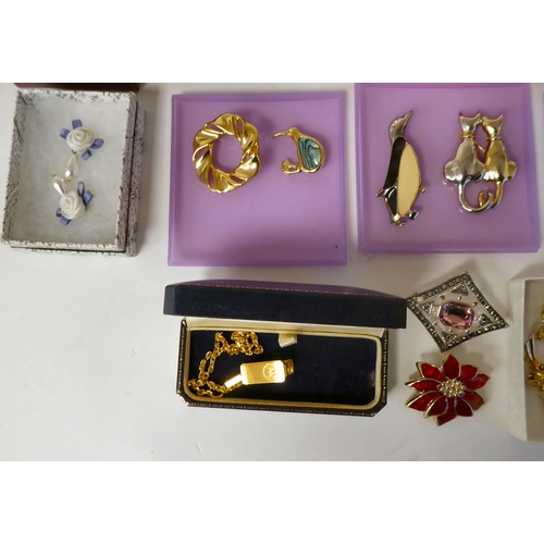 207 - Costume jewellery: to include rings; earrings; and brooches