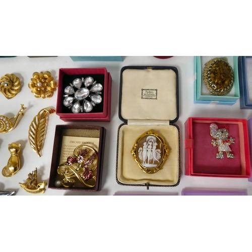 207 - Costume jewellery: to include rings; earrings; and brooches