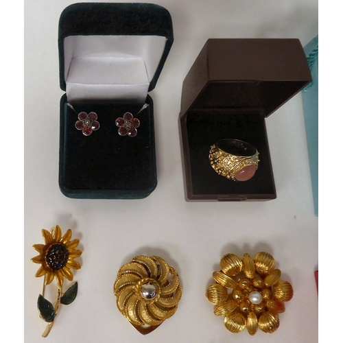 207 - Costume jewellery: to include rings; earrings; and brooches