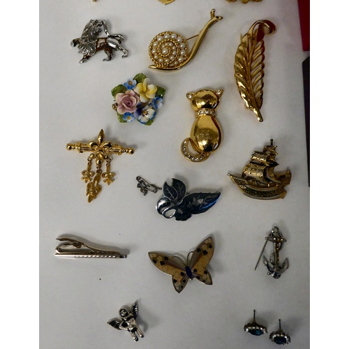 207 - Costume jewellery: to include rings; earrings; and brooches