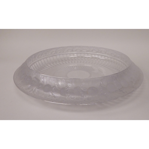 225 - A Lalique part frosted crystal Marguerites pattern bowl, decorated around the inverted border with d... 