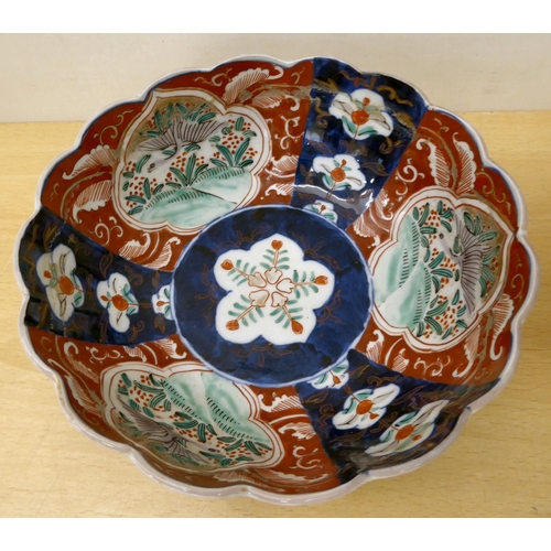 39 - Two late 18thC Chinese porcelain teapot; and a 20thC Japanese porcelain wavy edged bowl  7