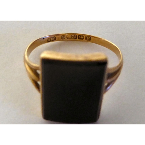 51 - A 9ct gold and onyx set signet ring 