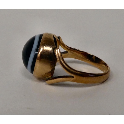 61 - A 9ct gold banded agate set ring 