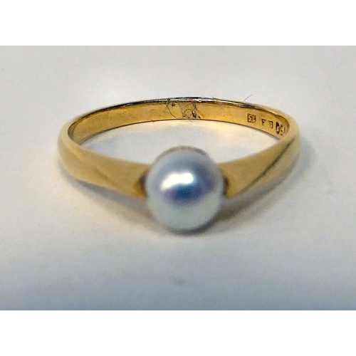 66 - An 18ct gold single stone pearl ring 