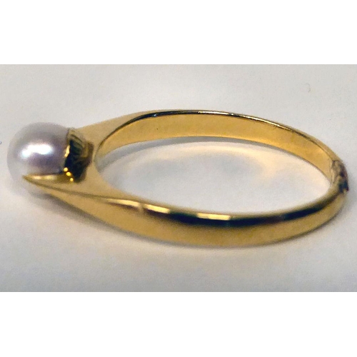 66 - An 18ct gold single stone pearl ring 