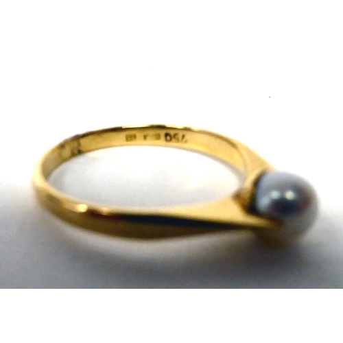 66 - An 18ct gold single stone pearl ring 