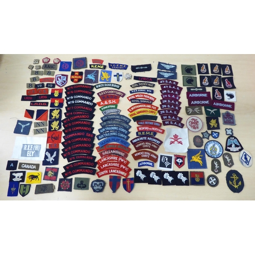 70 - British military uniform embroidered and other badges: to include No.9 Commando, 2nd SAS and Desert ... 