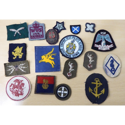 70 - British military uniform embroidered and other badges: to include No.9 Commando, 2nd SAS and Desert ... 