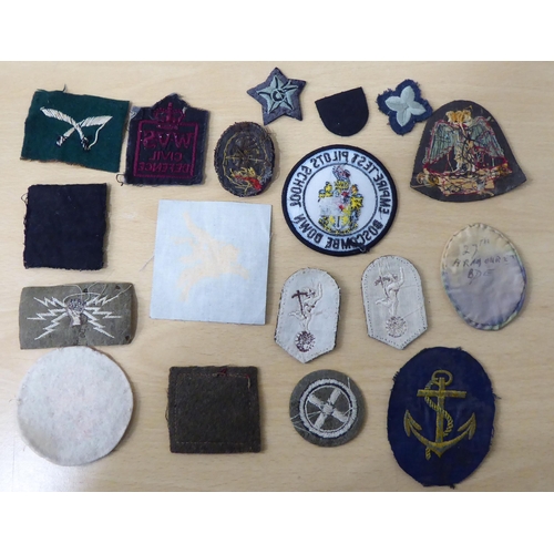 70 - British military uniform embroidered and other badges: to include No.9 Commando, 2nd SAS and Desert ... 