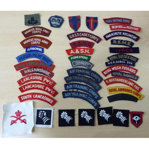 70 - British military uniform embroidered and other badges: to include No.9 Commando, 2nd SAS and Desert ... 