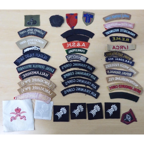 70 - British military uniform embroidered and other badges: to include No.9 Commando, 2nd SAS and Desert ... 