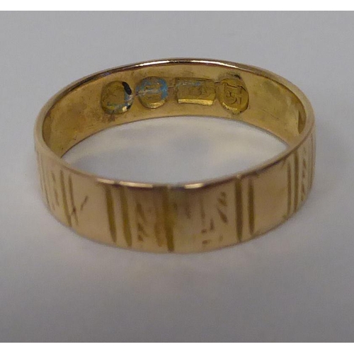 71 - A late Victorian 15ct gold wedding ring 