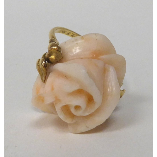 86 - A gold and claw set coral dress ring