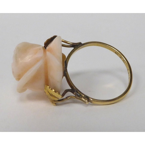 86 - A gold and claw set coral dress ring