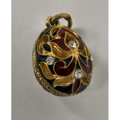 15 - Gold and yellow metal jewellery: to include an 18ct gold framed pendant, set with a millefiori Muran... 