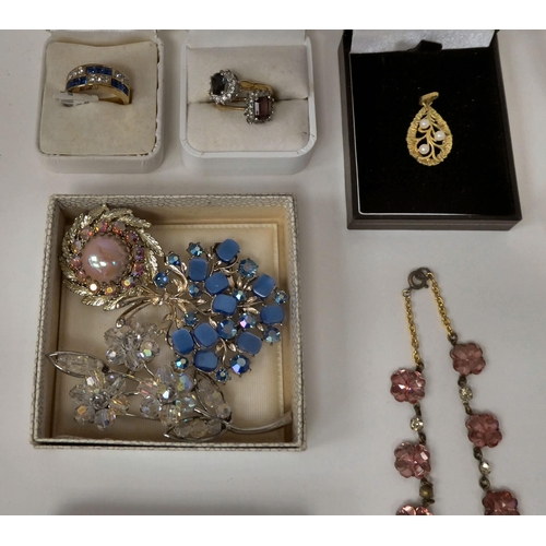 19 - Costume jewellery: to include dress rings, pendants and brooches 