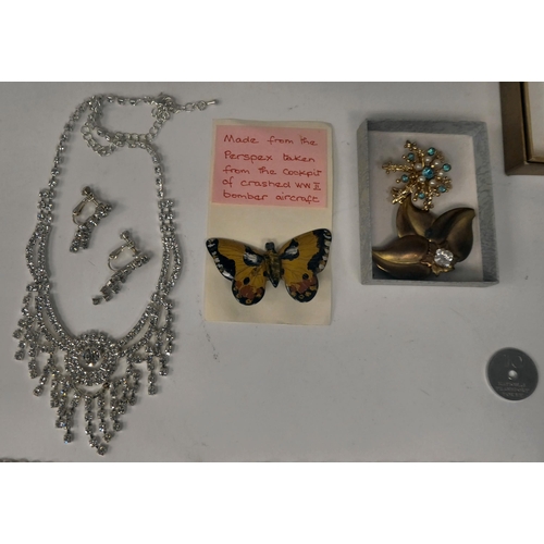 19 - Costume jewellery: to include dress rings, pendants and brooches 