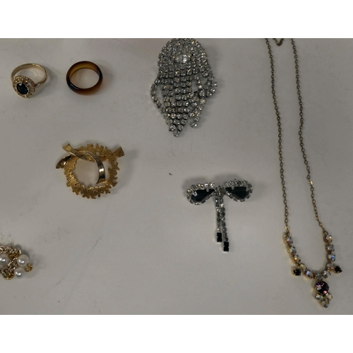 19 - Costume jewellery: to include dress rings, pendants and brooches 