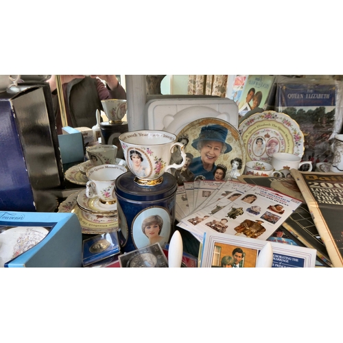 25 - Royal themed collectables: to include ceramics and ephemera