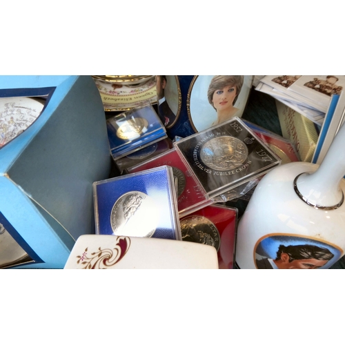 25 - Royal themed collectables: to include ceramics and ephemera